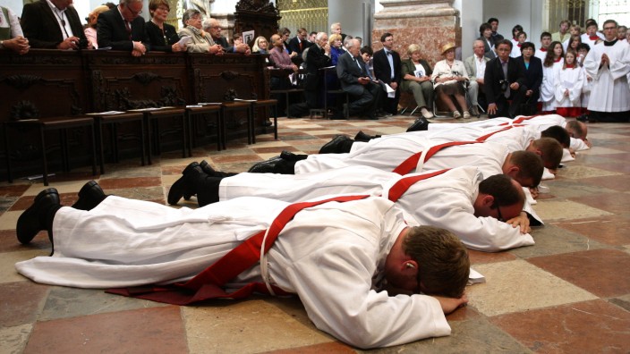 Mangel an Fachkräften: Die Zahl derjenigen, die sich in der Erzdiözese zum Priester weihen lassen wollen, sinkt. Die Kirche zieht daraus Konsequenzen.