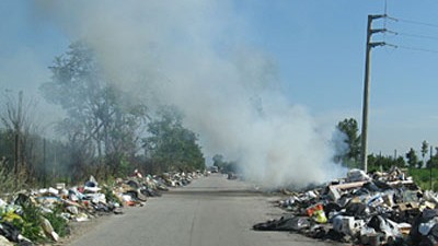 Camorra-Hauptstadt: Müllberge stapeln sich auf dem Weg nach Casal di Principe.