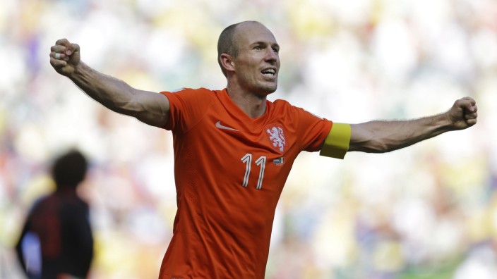 Nach Schwalben-Geständnis: Mal foulen sie ihn, mal fällt er einfach so: Arjen Robben.