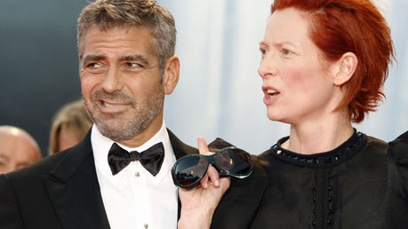 Dresscode für Männer: Stilsicher wie immer: George Clooney mit Fliege, hier mit Tilda Swinton bei der Premiere ihres gemeinsamen Filmes "Michael Clayton".