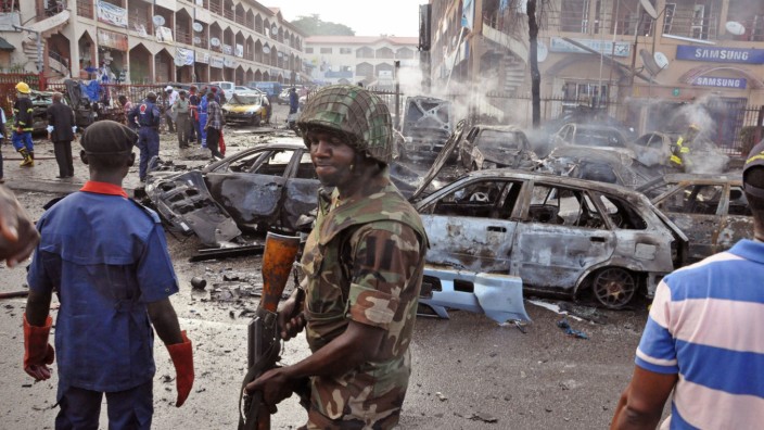 Militäreinsatz gegen Terrorzelle: Ein nigerianischer Soldat im Zentrum der Stadt Abuja, Nordnigeria. Die islamistische Terrorzelle Boko Haram hat seit 2009 mehrere tausend Menschen getötet. Sie will in Nigeria einen Gottesstaat errichten.
