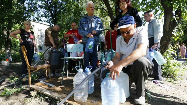 People collect water at pumping station in Ukrainian eastern city of Slaviansk