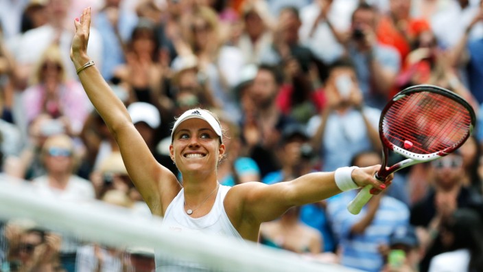 Sieg gegen Scharapowa: Auch Angelique Kerber kann strahlen - nach dem Sieg gegen Maria Scharapowa im Wimbledon reißt die Deutsche die Arme hoch