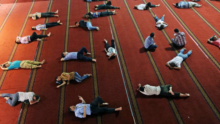 Ramadan: Indonesische Muslime warten in einer Moschee in Jakarta auf den Sonnenuntergang