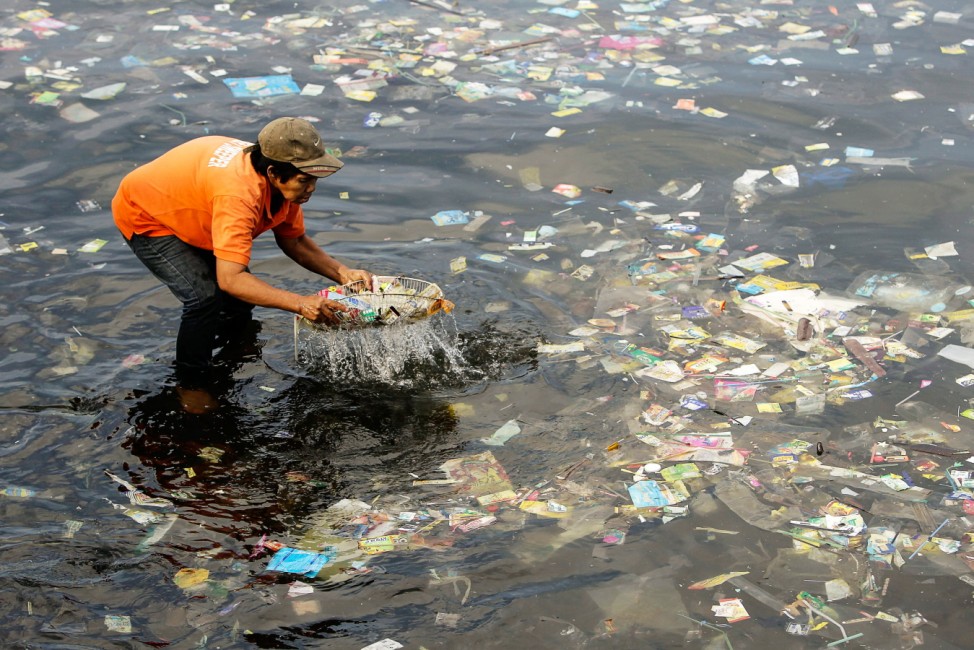 Filipinos collect plastic in Manila bay to marks the 5th Internat