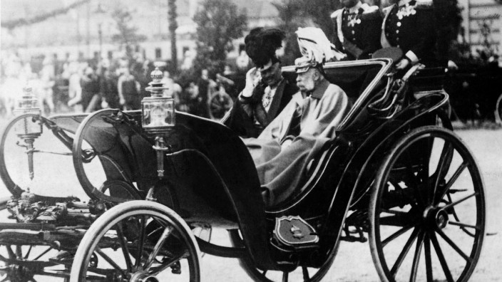 Kaiser Franz Joseph I. mit Kaiser Wilhelm II. in einer Kutsche, 1908