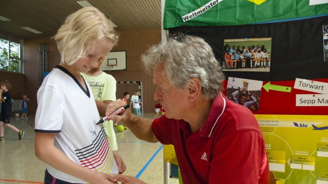 Sepp Maier in Hohenlinden: Viel zu schreiben hat Sepp Maier beim Schulsportfest in Hohenlinden. Schüler und Eltern wünschen sich Autogramme des Rekord-Torwarts.