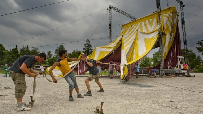 Hochsaison in Ebersberg: Trotz Gewitterstimmung muss das große Zirkuszelt, in dem sechs Veranstaltungen des Ebersberger Kulturfeuers stattfinden, zügig aufgebaut werden.
