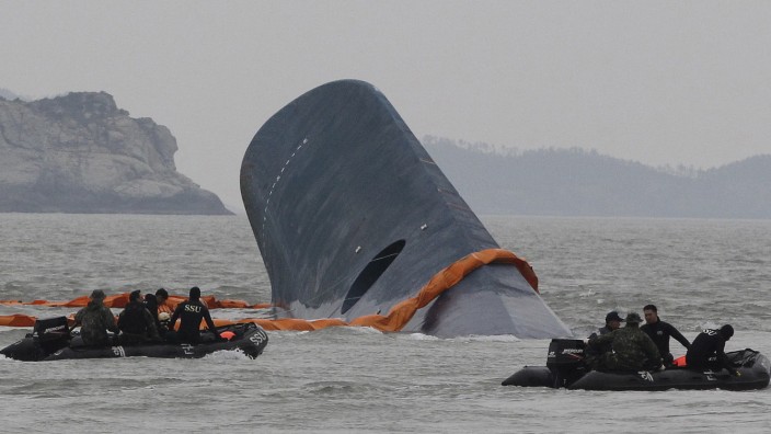 Südkorea: Mit dreifacher Maximalbelastung soll die südkoreanische Fähre "Sewol" in See gestochen sein, die am 17. April 2014 gesunken ist.