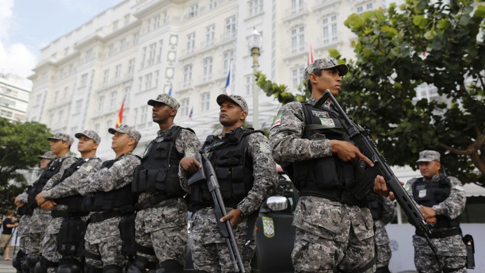 Ausweitung der Karten-Affäre: Schutz für die Fifa-Granden: Sicherheitskräfte vor dem Hotel in Rio de Janeiro, in dem die Fifa-Funktionäre logieren.