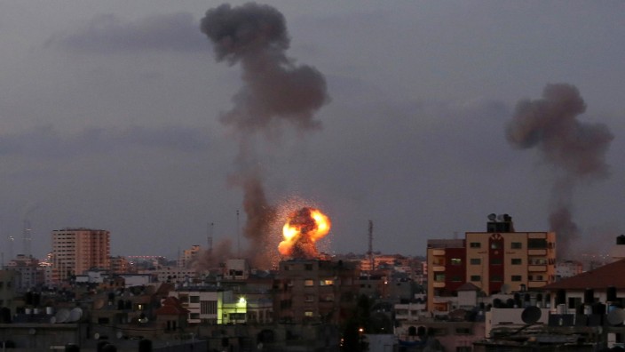 Israelische Offensive im Gazastreifen: Eine israelische Rakete schlägt in Beit Lahia im nördlichen Gazastreifen ein