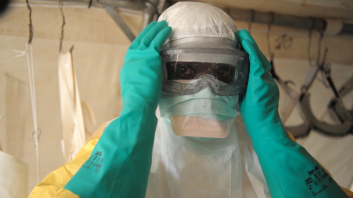 Ebola: Wenn Ärzte in ihren Schutzanzügen in den von Ebola betroffenen Gebieten auftauchen, weckt das Misstrauen bei der Bevölkerung.