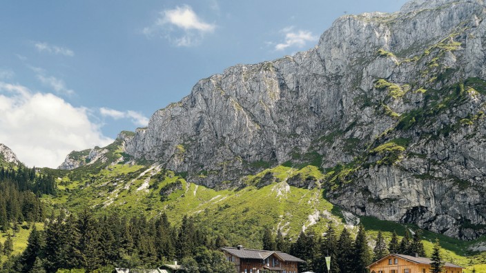 Wandern mit Kindern: Die Tutzinger Hütte liegt in einem Kessel unterhalb der Benediktenwand-Nordseite. Sie gilt als eine von 99 besonders kinderfreundlichen Berghütten.