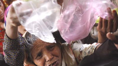 US-Ökonom Jeffrey Sachs im Interview: Kampf ums Überleben: Frauen in Pakistan bei der Ausgabe von kostenlosem Reis