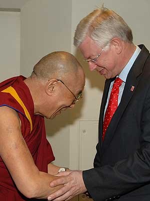 Dalai Lama Roland Koch dpa