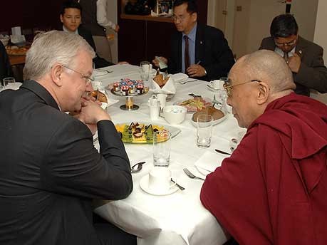 Dalai Lama Roland Koch dpa