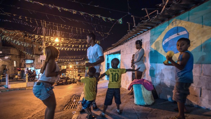Brasilien bei der Fußball-WM: Fußball-Party - doch was ist, wenn die WM vorbei ist? Szene aus der Favela Algomerado da Serra