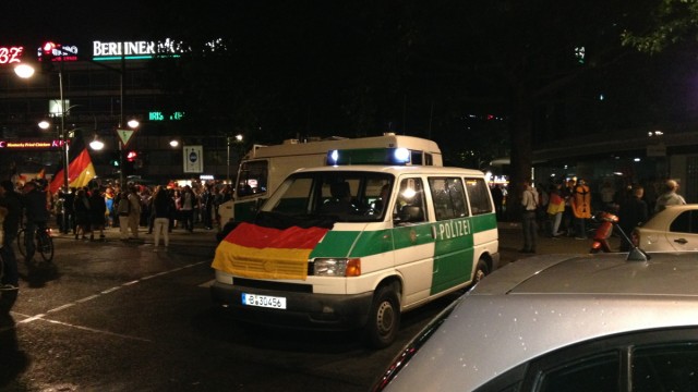 WM-Partys in Berlin und München: Die Polizei trägt Schwarz-Rot-Gold.