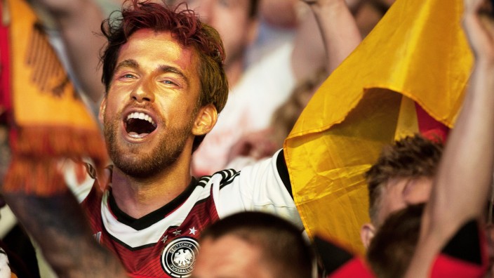 Geschäfte mit der WM: Ein deutscher Fan auf der Berliner Fanmeile - mit dem obligatorischen DFB-Trikot