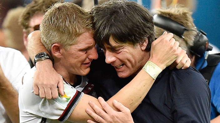 Weltmeister Deutschland: Im Zweier-Jubelknäuel: Bastian Schweinsteiger (links) und Joachim Löw.