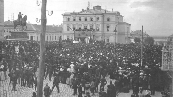 Antiösterreichische Kundgebung vor dem Nationaltheater in Belgrad, 1914