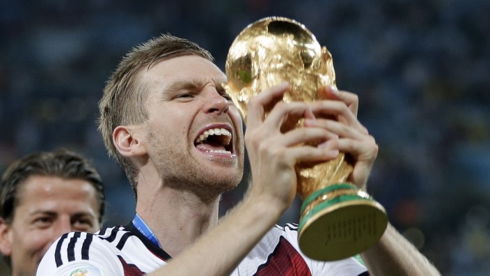 Rückzug nach WM-Titel: Per Mertesacker: Schlusspunkt mit WM-Pokal