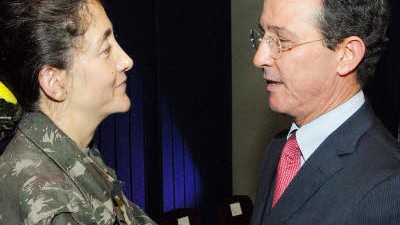 Kolumbien: Ingrid Betancourt ist frei: Kolumbiens Präsident Alvaro Uribe begrüßt Ingrid Betancourt in Bogota
