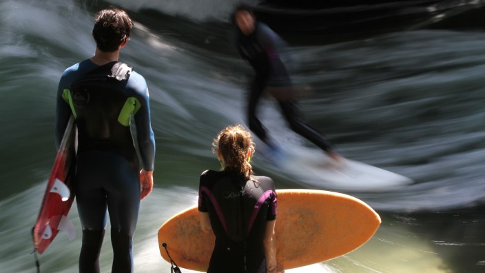 Sport und Freizeit: Läuft für die Surfer: Nach dem außergewöhnlichen Bürger-Engagement und dem erfolgreichen Crowdfunding in Wolfratshausen und Umgebung geht das Projekt einer Flusswelle weiter. Hier im Bild die Eisbachwelle.