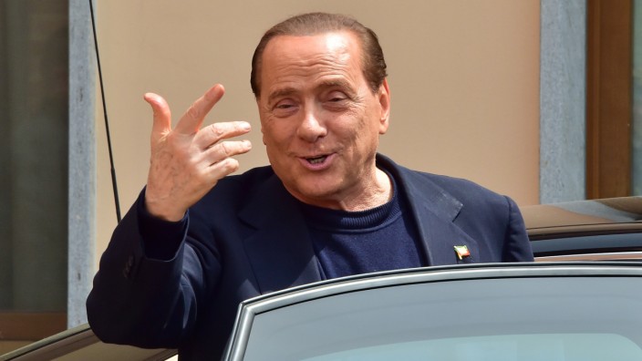 Berufungsgericht in Italien: Silvio Berlusconi vor dem Seniorenzentrum "Sacra Famiglia", in dem er seine Sozialstunden - eine Strafe aus einem vorangegangenen Prozess - ableistet.