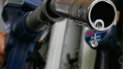 Benzinpreis: Teures Vergnügen: Eine Tankfüllung reißt derzeit ein ziemliches Loch in die Geldbörse der Verbraucher.
