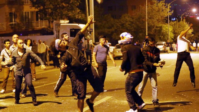 Israelische Bodenoffensive im Gazastreifen: In Ankara werfen Demonstranten Steine auf die israelische Botschaft.