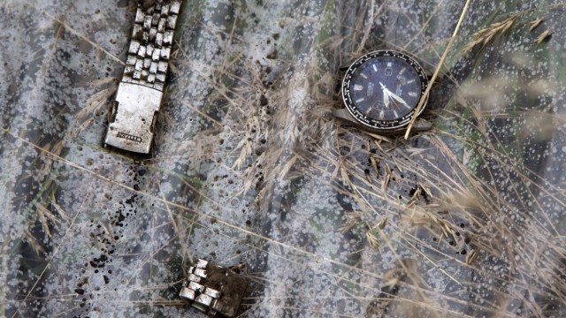 Todesflug MH17: Kleines Zeugnis einer großen Katastrophe: die zerborstene Uhr eines Passagiers von Flug MH17.