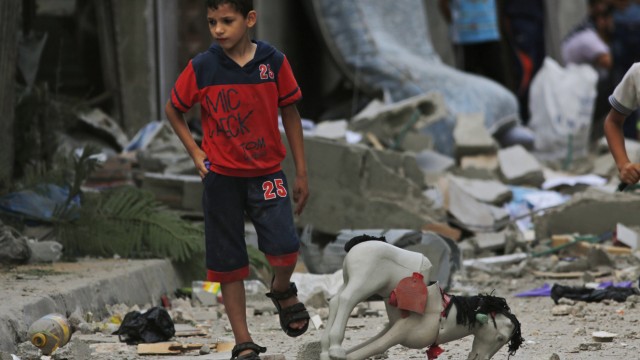 Gaza-Konflikt: Im Angesicht der Zerstörung: Ein palästinensischer Junge steht nach einem israelischen Angriff in den Trümmern eines Hauses in Beit Lahiya.