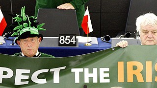EU-Gipfel: "Respektieren Sie das irische Nein": Abgeordnete vom rechten Rand demonstrieren im Europäischen Parlament dafür, das Votum der Iren auf dem EU-Gipfel ernst zu nehmen.