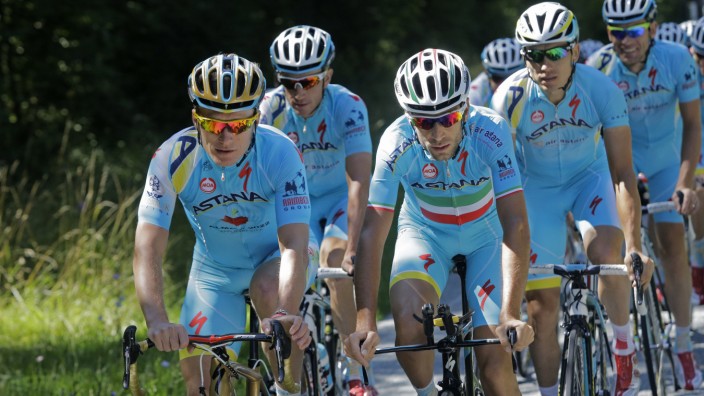 Alexander Winokurow bei der Tour de France: Der Chef mit seinem Besten: Astana-Generalmanager Alexander Winokurow (ganz links) auf einer Trainingsfahrt mit Vincenzo Nibali.
