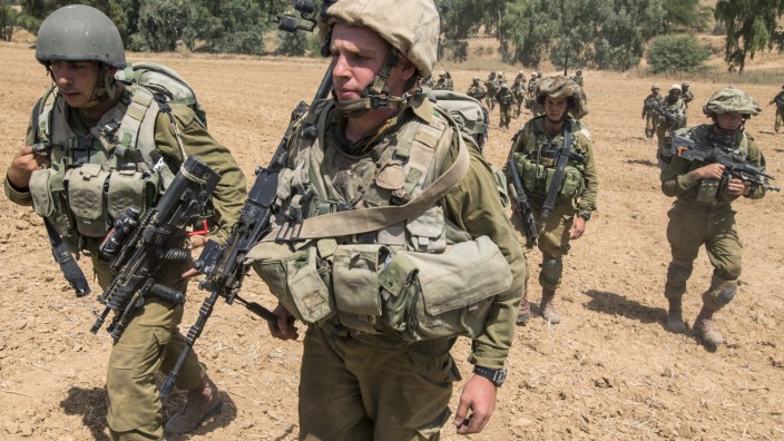 Bombardement von Gaza-Stadt: Soldaten der israelischen Armee beim Vormarsch auf Gaza.