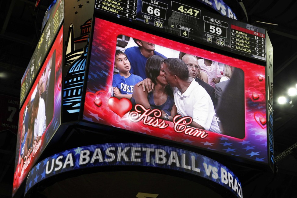 Barack und Michelle Obama küssen sich 2012