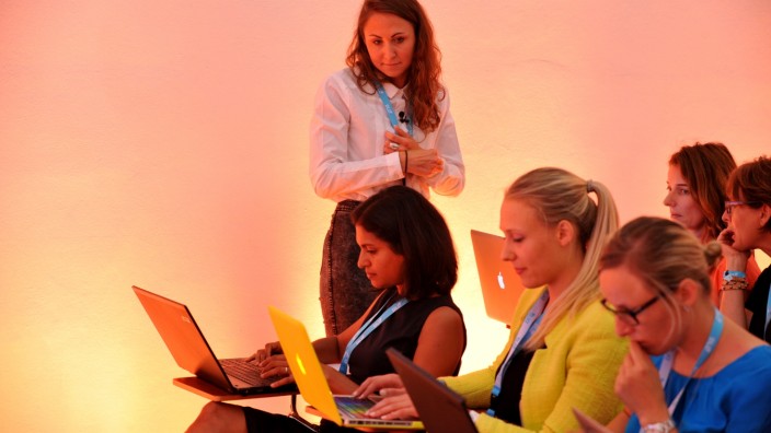Tech-Jobs: Auf der Digitalkonferenz DLD Women in München üben Frauen unter Anleitung Programmieren.