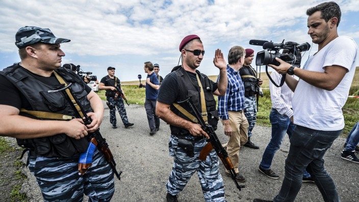 Nach dem Absturz von MH17: Bewaffnete prorussische Separatisten blockieren den Weg zum Trümmerfeld der Boeing 777 (Archiv 20.7.2014)