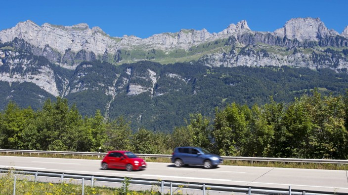 Fahrzeuge auf der Autobahn A3 vor der Bergkette der Churfirsten am Walensee Kanton St Gallen Schw