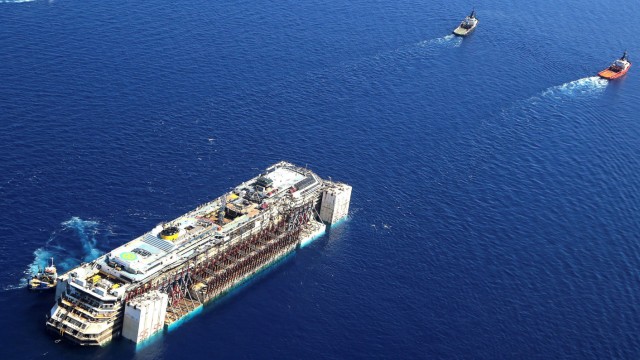 Abtransport der "Costa Concordia": Auf dem Weg nach Genua: das Wrack der Costa Concordia.