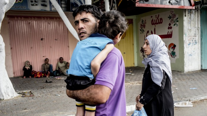 Krieg im Gazastreifen: Ein Mann flüchtet mit seiner Familie in eine Schule der Vereinten Nationen im nördlichen Gazastreifen: Die UN-Kommissarin für Menschenrechte, Pillay, sieht Hinweise auf Kriegsverbrechen durch Israel
