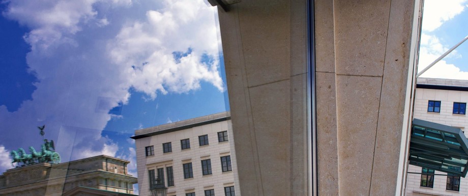 Geheimdienste: Das Brandenburger Tor spiegelt sich in einer Glasscheibe der US-Botschaft in Berlin. Der sogenannte 360-Grad-Blick soll es erlauben, auch amerikanische und britische Agenten auf deutschem Boden im Blick zu behalten.