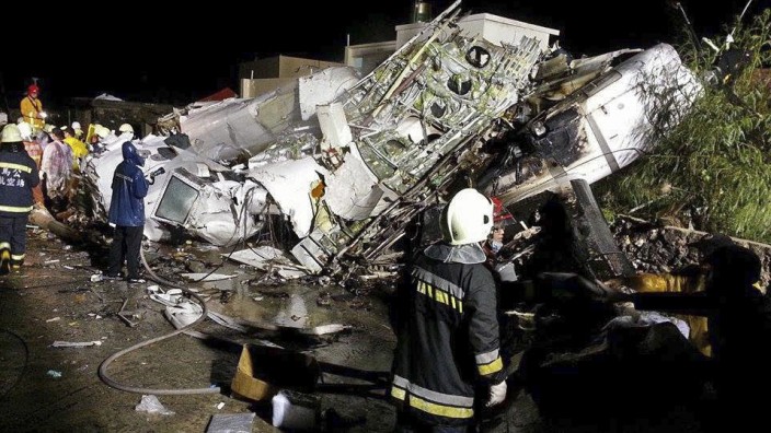 Flugzeugunglück in Taiwan: Eine Propellermaschine der Transasia verunglückte bei der Notlandung in Penghu auf Taiwan.
