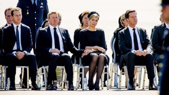Niederlande nach MH17-Abschuss: Der niederländische Minister für Arbeit und Soziales, Lodewijk Asscher, König Willem-Alexander und Königin Máxima sowie Ministerpräsident Mark Rutte (von links nach rechts) nehmen an einer Trauerzeremonie teil.
