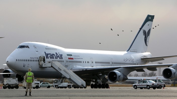 Lockerung der Wirtschaftssanktionen: Eine Boeing 747 der Iran Air steht auf dem Vorfeld des internationalen Flughafens Mehrabad in Teheran