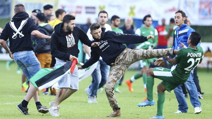 Testspiel OSC Lille vs Maccabi Haifa türkische und palästinensische Fans stürmen das Spielfeld un