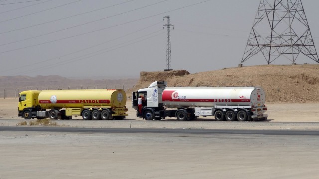 Islamismus: Lastwagenweise verkauft der Islamische Staat Öl aus eroberten Feldern in Syrien. Selbst erbitterte Gegner sollen zu den Kunden zählen.