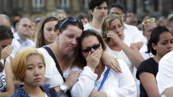 Niederlande nach dem Absturz von MH17: Ein Land trauert: Frauen gedenken in Amsterdam der 198 niederländischen Opfer des abgestürzten Fluges MH17 in der Ukraine.