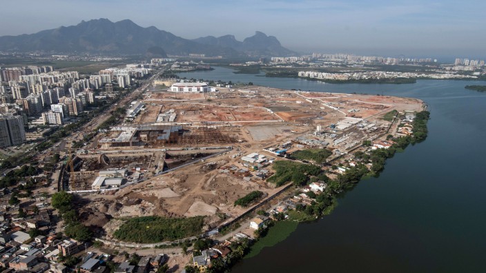 Olympische Spiele in Rio 2016: Baustelle für die Herren der Ringe: Vogelperspektive auf das Gelände der ehemaligen Rennstrecke Autódromo Jacarepaguá in Rio, wo das olympische Dorf entstehen soll